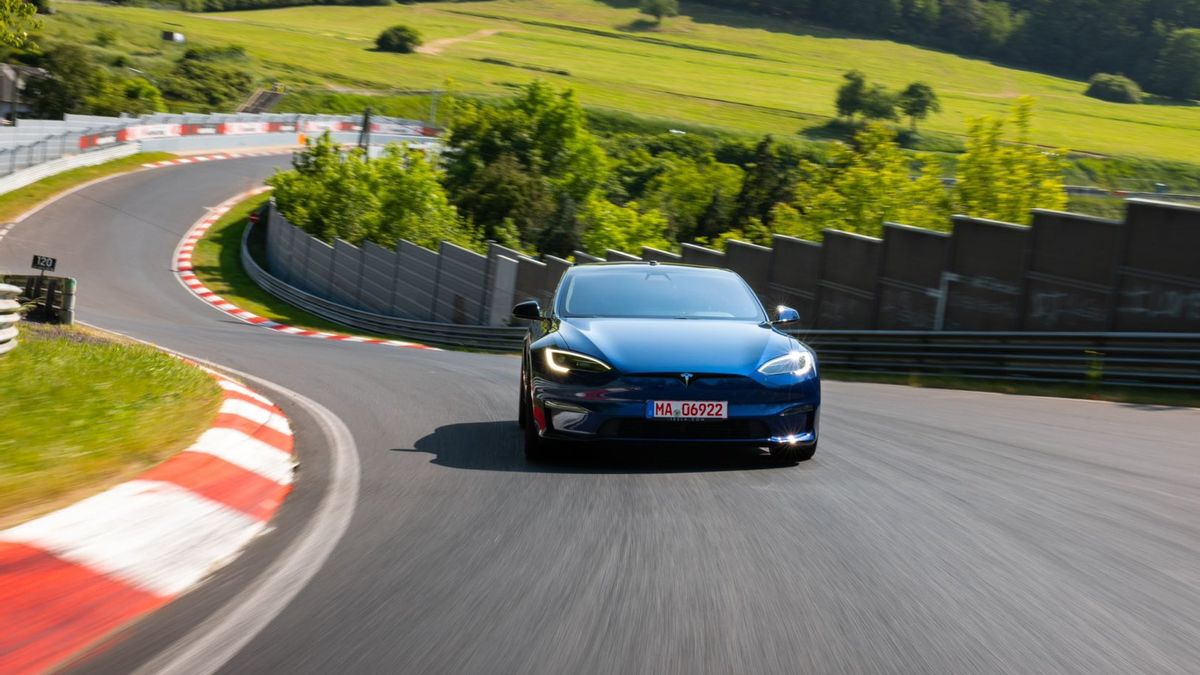 Kembali Torehkan Rekor di Nurburgring, Tesla Model S Plaid Disejajarkan dengan Ferrari Enzo