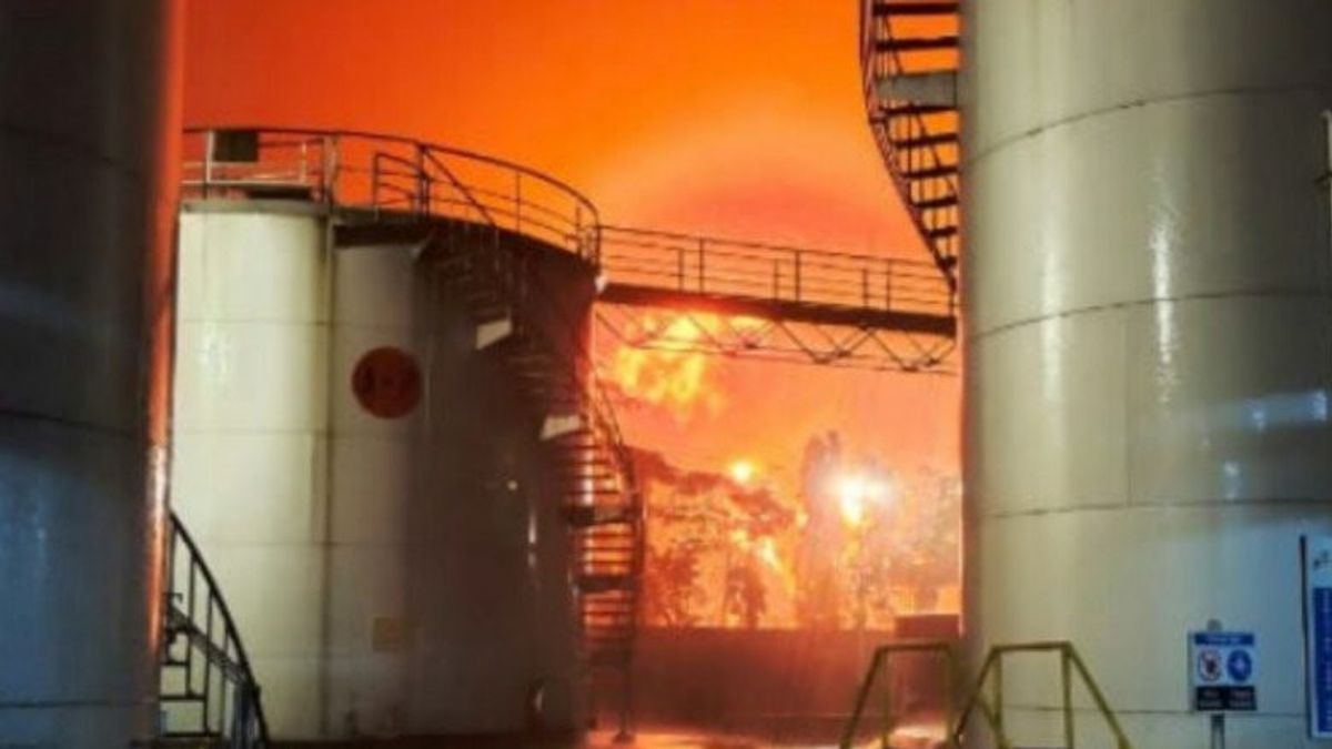 珀塔米纳西拉卡普炼油厂坦克烧毁， 瓦布普来到现场