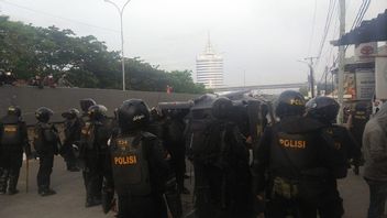 Démonstration D’étudiant Makassar à La DPRD Sulsel Ricuh, Mob Repoussé Avec Des Gaz Lacrymogènes