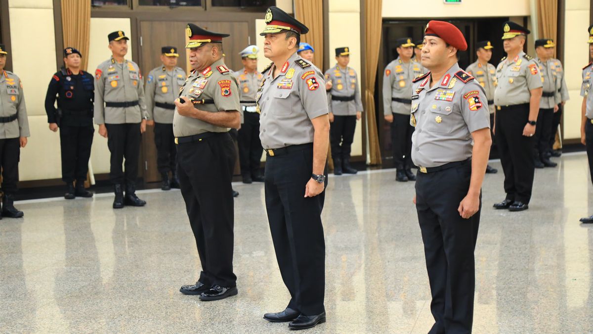 Le chef de la police élevé le classement 12 de ses membres, le chef de la police papoue Mathius Fakhiri en trois étoiles