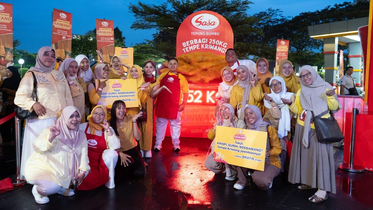 Sasa Shares 250 Kilograms of Tempe Kriwang at the East Parking Lot of Surabaya Plaza