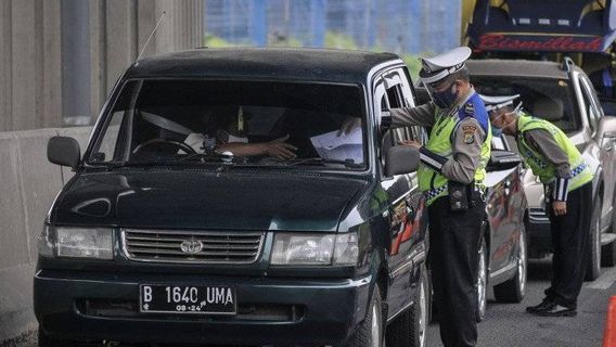 4 Voitures De Voyage Sombres De Java Sécurisé Pendant Le Backflow à Bali