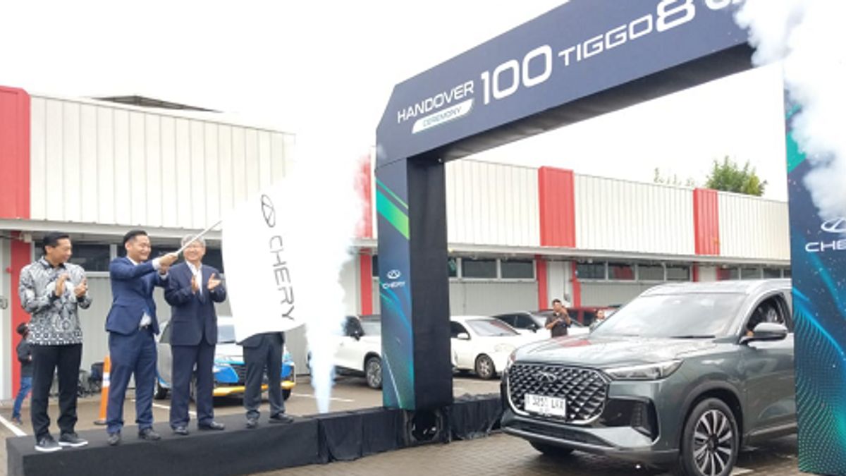 Baru Seminggu Debut di Indonesia, Chery Tiggo 8 CSH Diserahkan Kepada 100 Konsumen Pertama