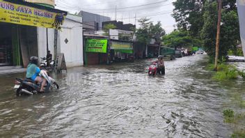 自昨天以来，苏门答腊岛和爪哇岛的洪水和强风袭击了数千所房屋