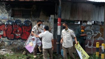 Satpol PP Sleman DIY يزيل عددا من اللافتات الاستفزازية على Jalan Kutu Asem