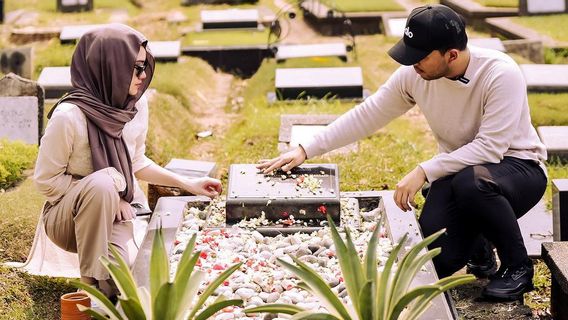 Tariq Halilintar가 Adjie Massaid의 무덤에서 Aaliyah와의 결혼을 허용했을 때 네티즌의 하루 표현