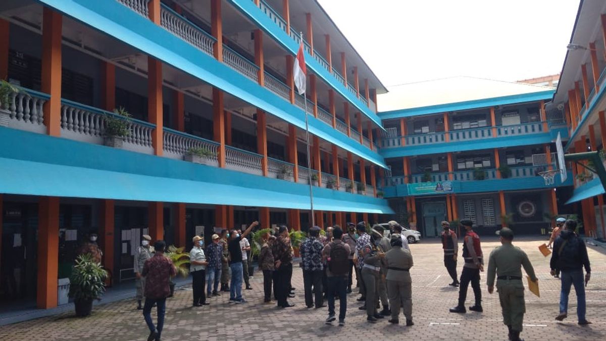 棉兰的学校抓到面对面学习，COVID-19工作队要求学生被送回家