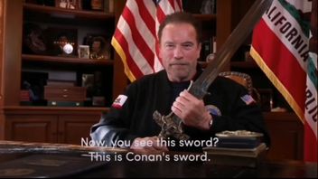 阿诺德 · 施瓦辛格使用柯南剑谴责特朗普和国会袭击者