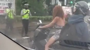 Femme Bule à Bali Berulah, Protestation De La Police à Un Arrêt De La Circulation à Denpasar