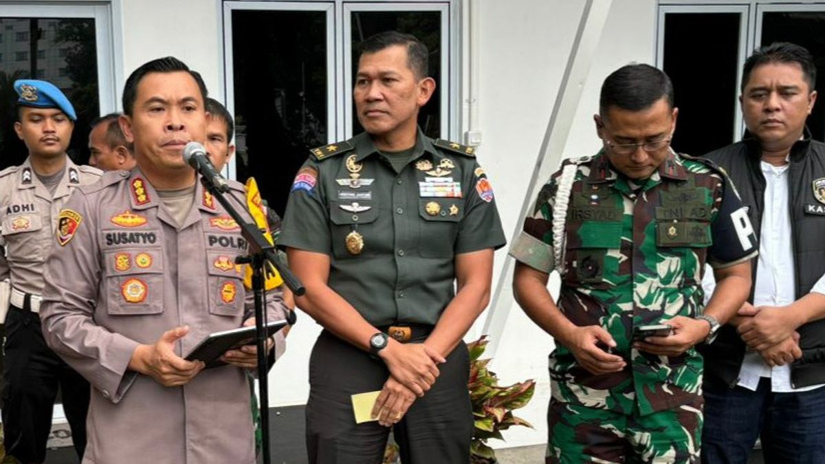警方逮捕了4名平民,他们在Jakpus警察局前面被印尼国民军人员联合起来