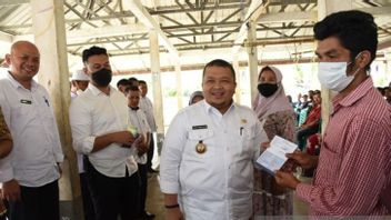 Bupati Tapanuli Selatan Berikan Tabungan Rumah Tidak Layak Huni