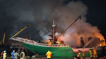 Dua Kapal Kargo Tujuan Maluku Utara Terbakar di Pelabuhan Rakyat Kalimas Surabaya