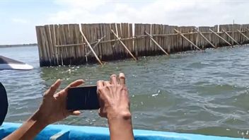 Sea Fence In Kohod Village Still Installed, Fisherman Thinks Problem Is Solved