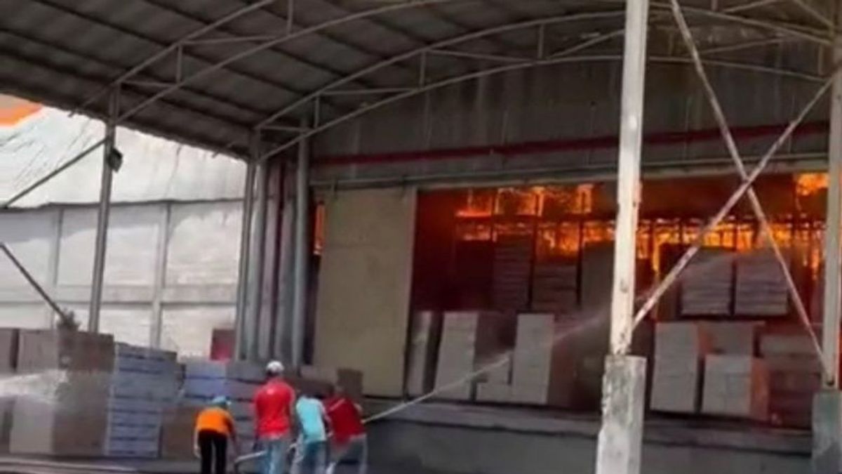 モジョケルト消防工場の火災で労働者が1人死亡