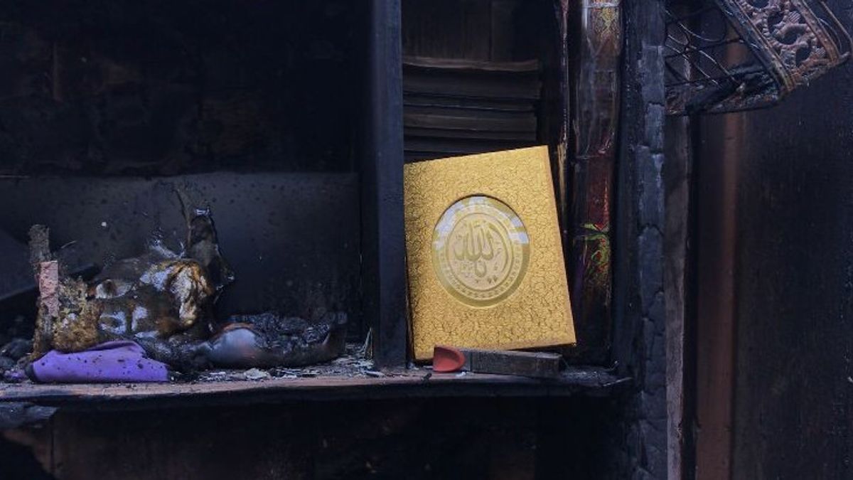 コーランとヤシンの本は、古いケバヨランの3軒の家を燃やした炎を生き延びました