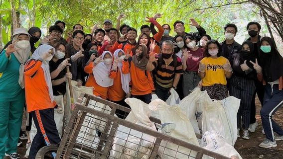 World Environment Day, BEM UI Cleans The Ciliwung River