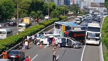 Jasa Margaは、都心部の有料道路での6台の車両の連続事故の年表を明らかにします