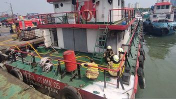 Kapal Pengangkut BBM di Dermaga Muara Baru Terbakar, Sudin Gulkarmat Gunakan Teepol Agar Tidak Merambat