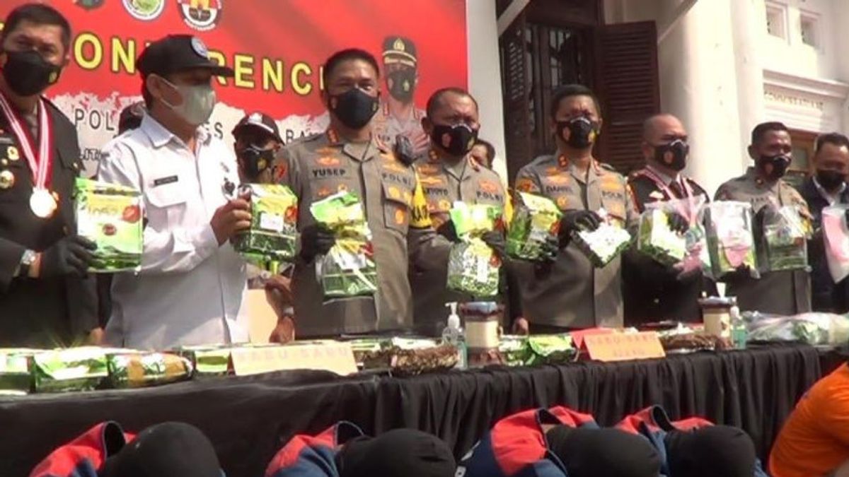 Polisi Tangkap Tiga Pengedar Narkoba di Surabaya dan Amankan 42,8 Kg Sabu-sabu