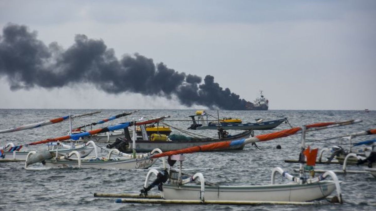 Pertamina Usut Penyebab Terbakarnya Kapal MT Kristina di Perairan Barat Lombok