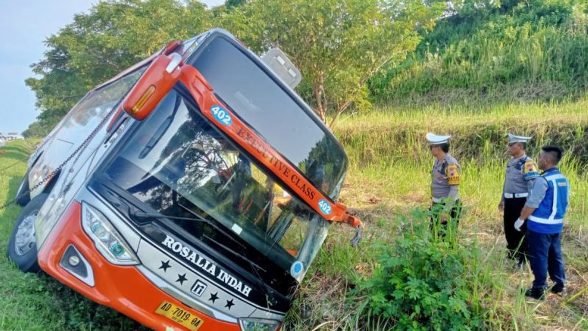 حادث حافلة روزاليا إنداه على طريق سيمارانغ - باتانغ تول ، توفي 7 أشخاص