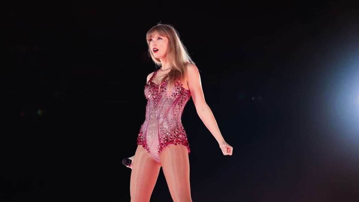 For Travis Kelce's Sake, Taylor Swift Flies From Japan To LVIII's Super Bowl