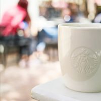 Dari Kasus di Starbucks Kita Jadi Tahu, Orang yang Ingin Eksis Kadang Melakukan Hal yang Aneh