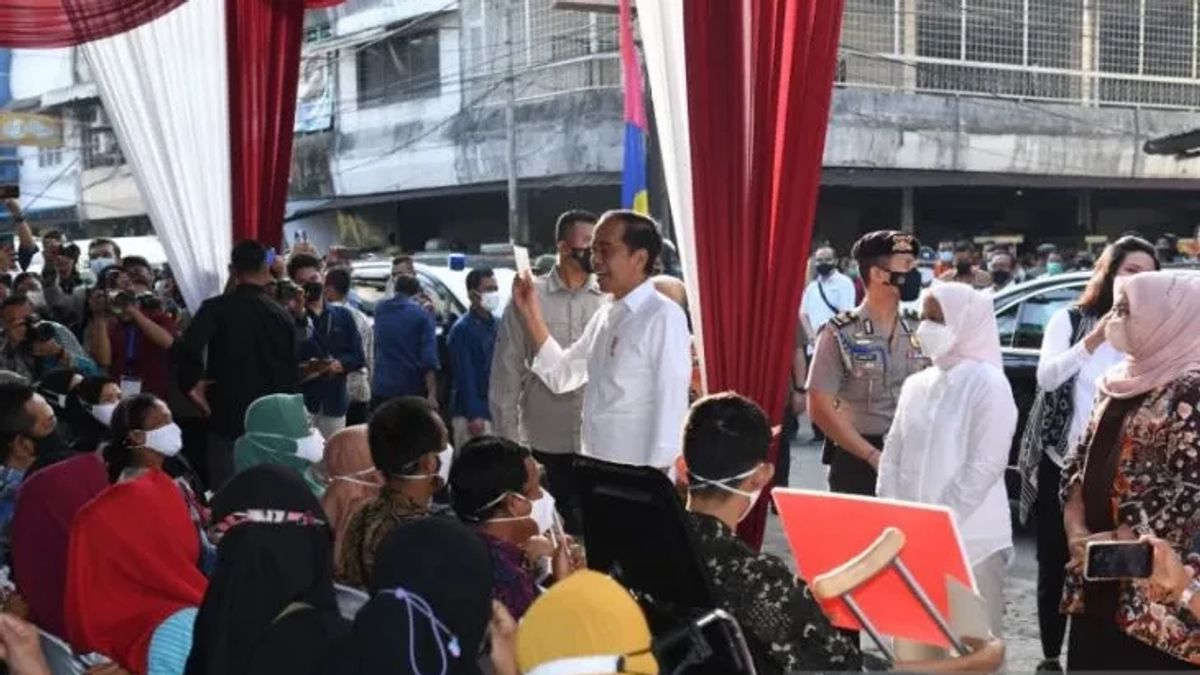 Presiden Joko Widodo di Pasar Petisah Medan Bagikan Bansos
