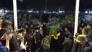Coffin Wrapped In Green Cloth, Arrival Of Eril's Body At The Pakuan Building Accompanied By Salawat Chanting