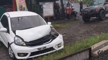 チラカップで鉄道橋を突破しようとしたネカト、白いブリオはセメント列車に衝突