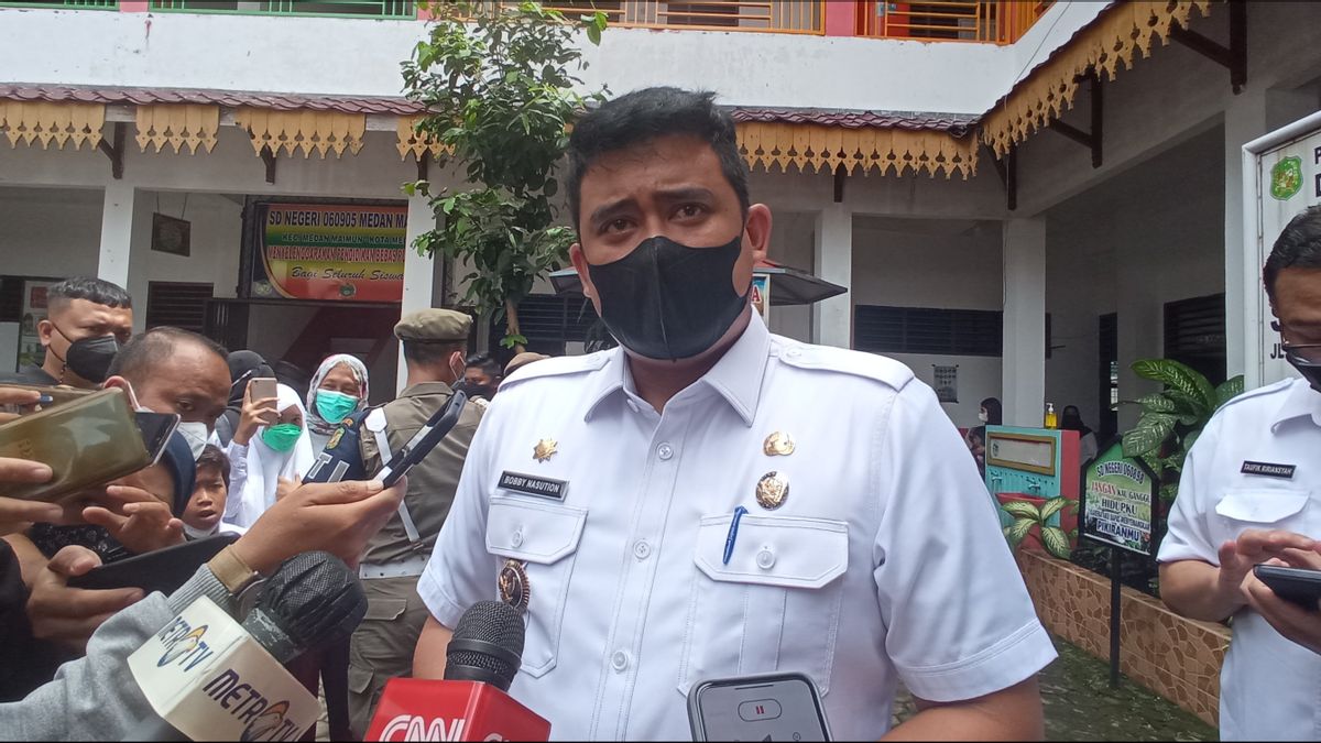  Tinjau Vaksinasi di SD, Bobby Nasution Temukan Obat Kedaluwarsa dan Puntung Rokok di UKS Sekolah