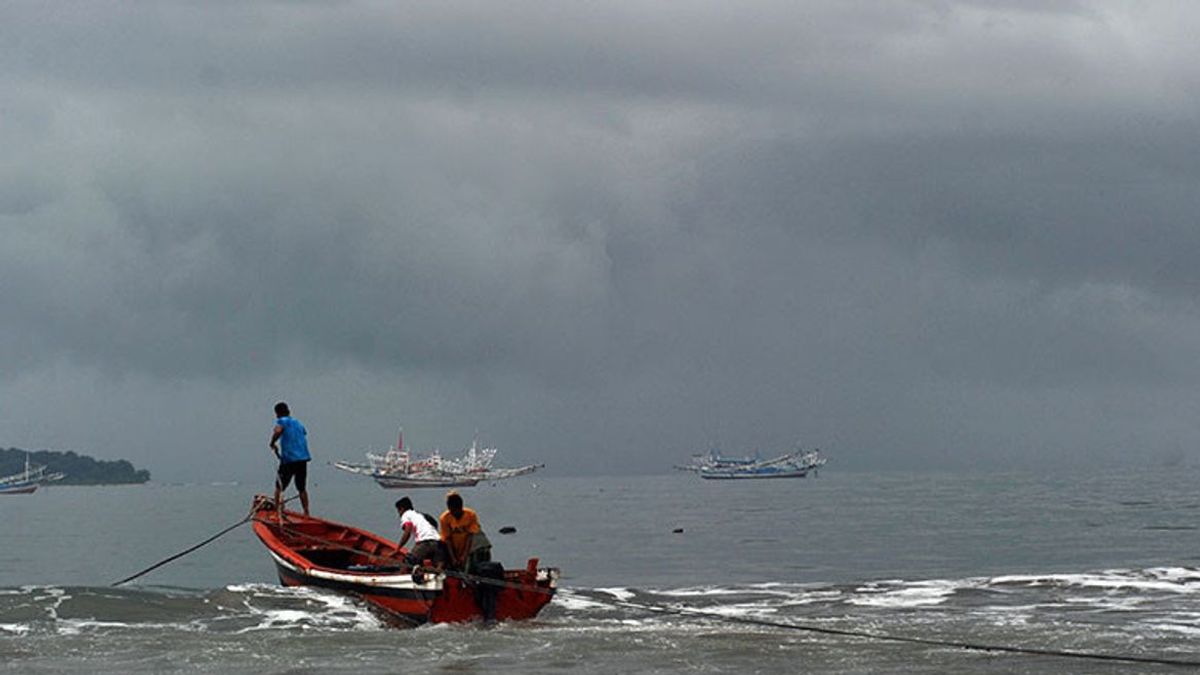BMKG Exhorte Les Pêcheurs De L’est De Java à Se Méfier Des Hautes Vagues Allant Jusqu’à 6 Mètres Dans La Mer De Java