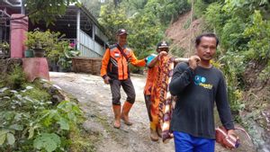 Tanah Longsor di Cilacap, Tim Gabungan Berhasil Evakuasi Warga yang Terkena Stroke