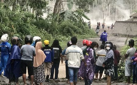 Tempat Evakuasi Korban Semeru Jadi Tontonan, Warga: Biasanya Lihat di Televisi, Tapi Saya Ingin Lihat Langsung