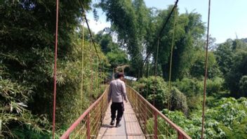 Une femme présumée avoir sauté dans le fleuve Cimanuk Garut est perdue, l’équipe SAR effectue une recherche