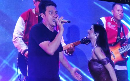 Aldi Taher Terlihat Canggung Satu “Pelaminan” Lagi Bareng Dewi Perssik