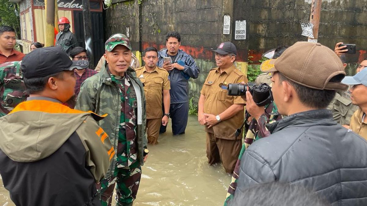 直接向下，Pangdam XIV / Hasanuddin帮助受洪水影响的社区