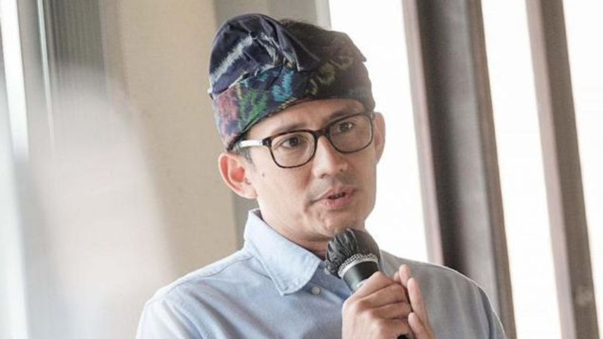 Returning Rp65 Million To The Patient At The Nagrak Flat, Sandiaga Uno Gives A Holiday Gift To The Cleaning Staff