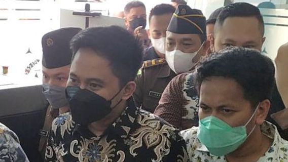 'Alhamdulillah, Healthy', Said Doni Salmanan In Batik When He Arrived At The West Java Prosecutor's Office For Delegation Of Cases