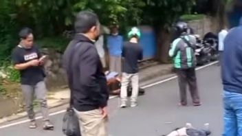 Honda CBR And Yamaha Mio Bullfight On Jalan Deplu Pesanggrahan, One Person Is Not Aware