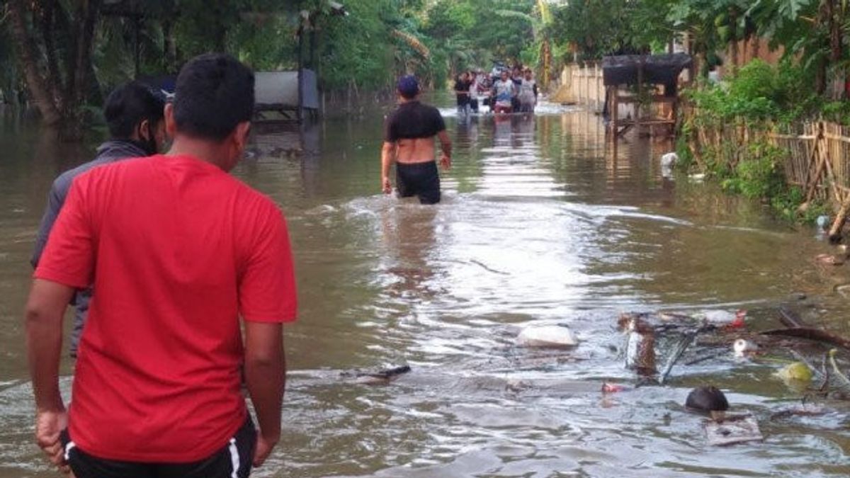 5 Maisons à Bekasi Dériver Par Inondation En Raison De La Décomposée Citarum Embankment