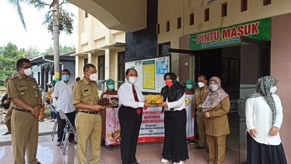 Kulon Progo Regency Government Distributes One Ton Of Local Fruits For Health Workers