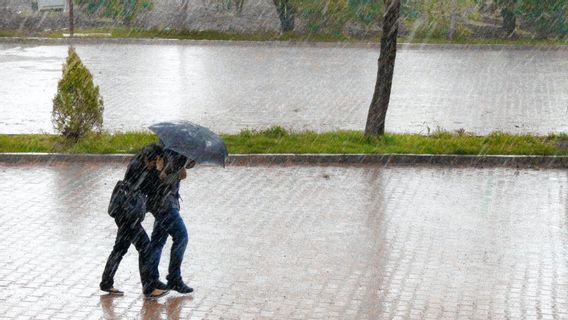 请注意，对于 DKI 和北苏门答腊，许多地区可能会下大雨，请注意风和闪电