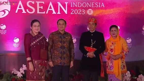 ジョコウィ・イリアナ大統領はASEANガラディナーでベタウィの伝統的なドレスを着ています