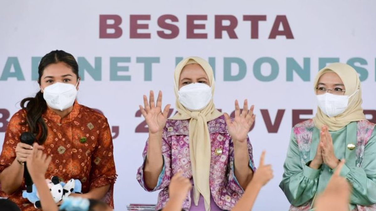 第一夫人伊里亚南·佐科威（Irianan Jokowi）向巨港的PAUD学生宣传垃圾分类运动