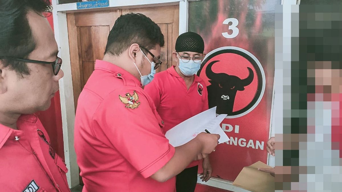 PDIP Cadre Supporting MA-Mujiaman In Surabaya Pilkada Fired By Megawati