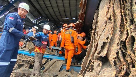 Rubber Factory In Bati-bati South Kalimantan Collapses, 7 Employees Evacuated, 1 Still Trapped