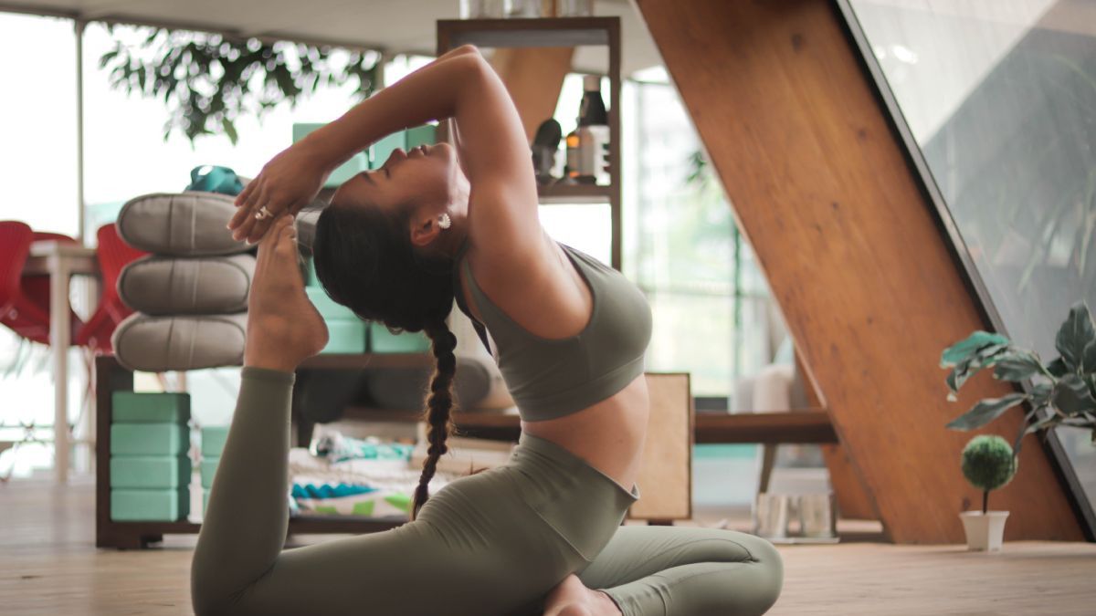 Ketahui 7 Gerakan Yoga untuk Atasi Sembelit dan Cara Melakukannya  