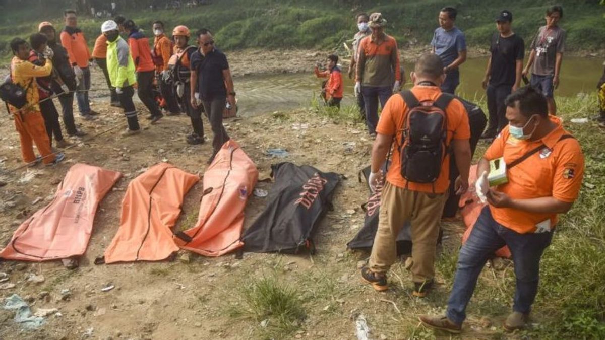 2 corps flottants lorsqu’ils ont été identifiés avec succès, nommés de Muhammad Rizky et Ahmad Davi