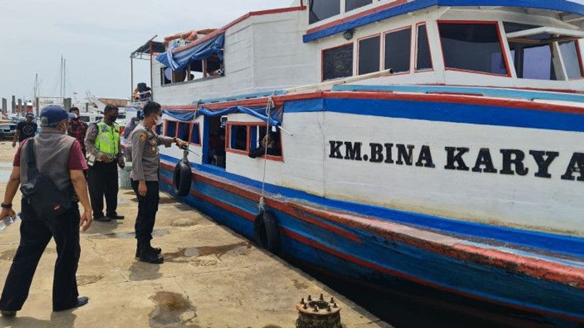 埋め立て島のKM Bina Karya Rusakは撤収され、14万人の島々の観光客が交換船を待っています